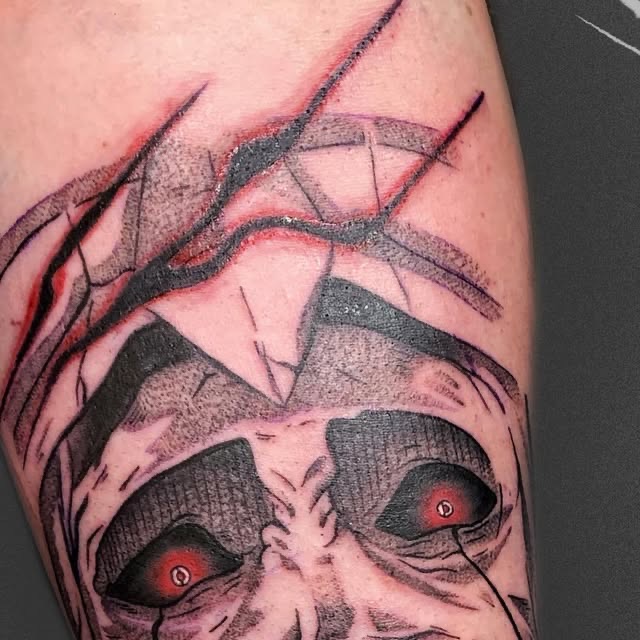 Schwarz-rotes Tattoo von Loiz
