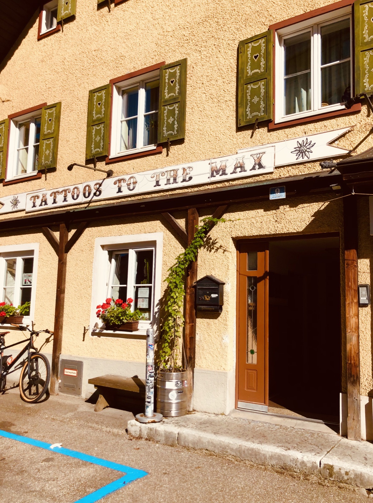 Außenansicht von Tattoos to the Max am Auböckplatz in Bad Ischl